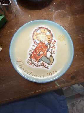 1975 Christmas Child Collector Plate by Sister Berta Hummel, Schmid Bros.